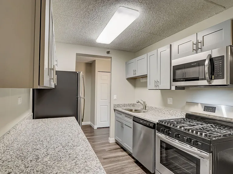 Bartlett Court Apartments — Photo 23