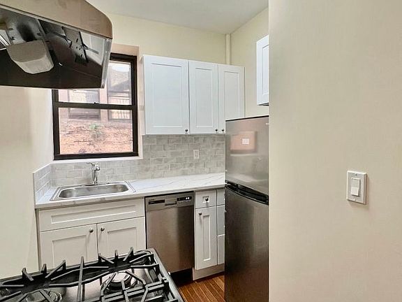 4th image of 270 E 78th St APT 17