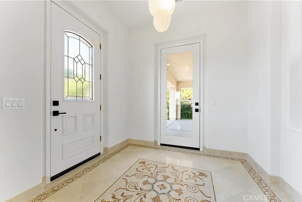 5 bed, 4504 sqft, $8,300 — Photo 4