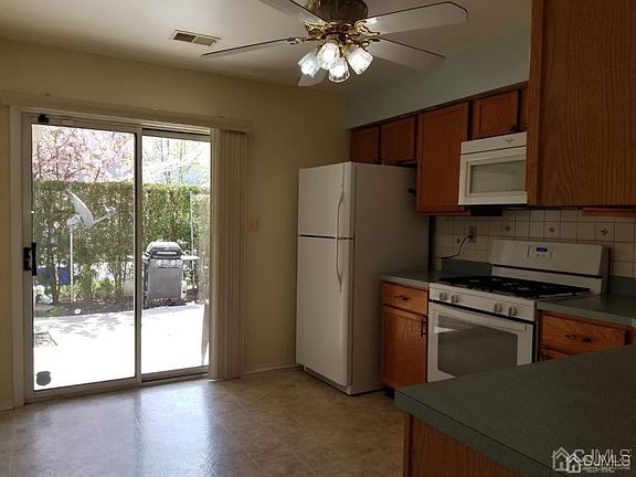 5th image of 121 Sassafras Ct