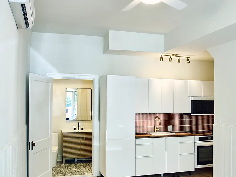 18 W Queen Ln #1 — Photo 13