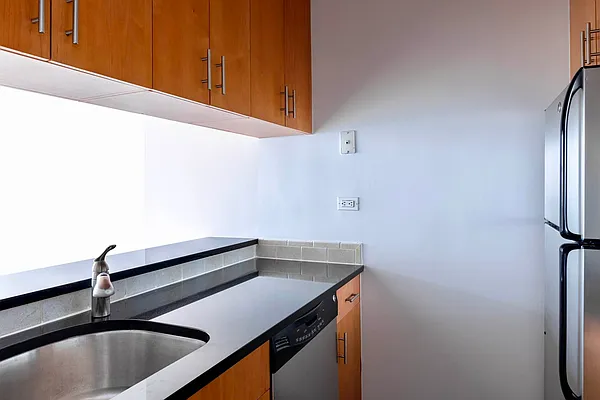 Rented by Manhattan Realty Group | media 2