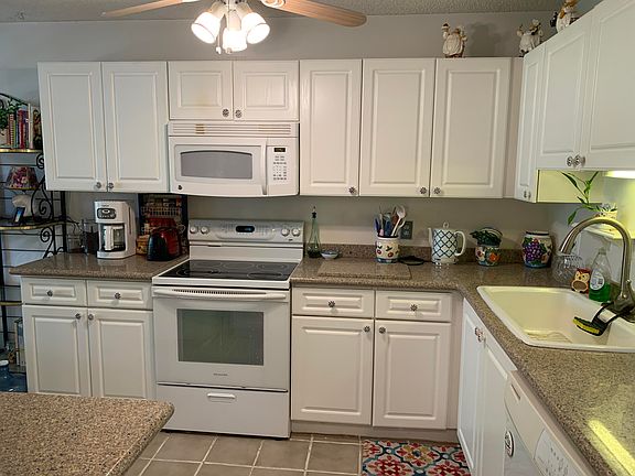 3rd image of 10058 Shadywood Pl