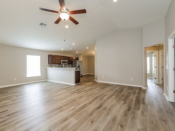 3rd image of 4579 Calumet Dr