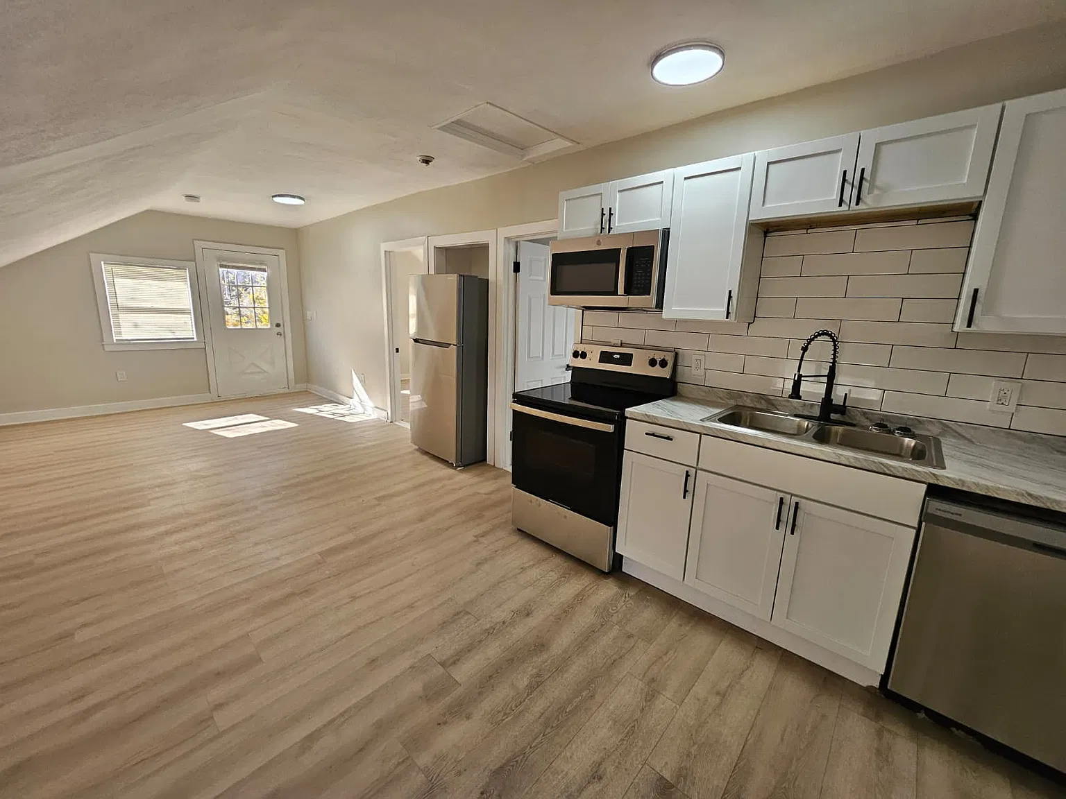 2 bed, $1,695 — Photo 2