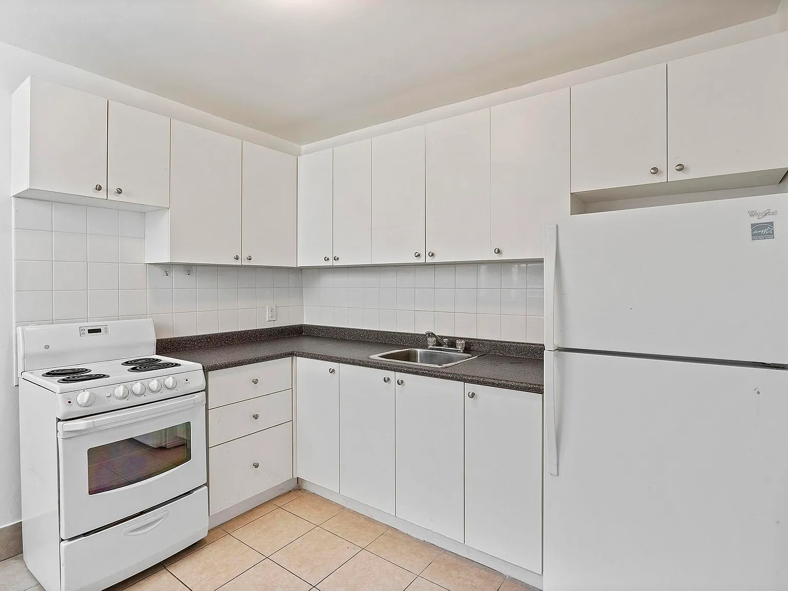 2903 Saint Clair Avenue East Toronto — Photo 2