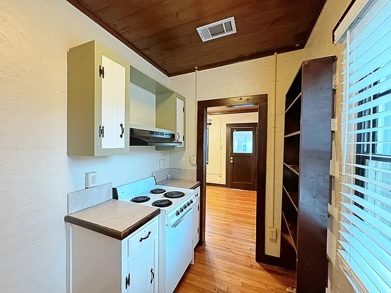 878 Kenmore Ave — Photo 2