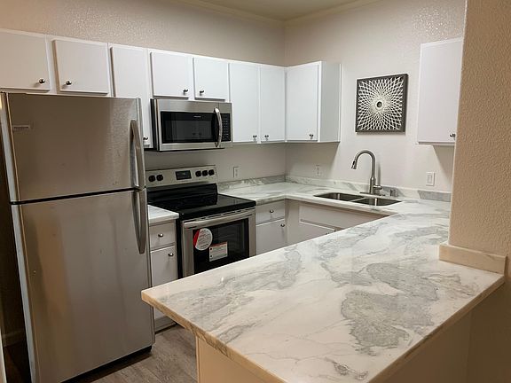 Lots of White Shaker Kitchen Cabinets
