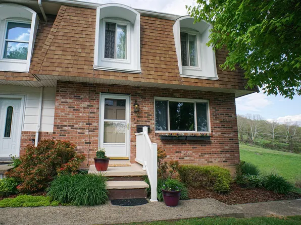 93 Pinewood Rd, Clarksburg, WV 26301