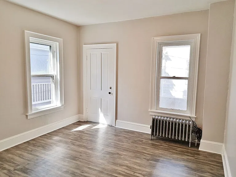 338-342 E Walnut St — Photo 10