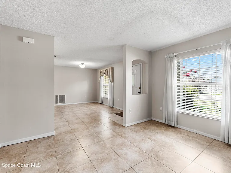 1324 Mandys Ct — Photo 5