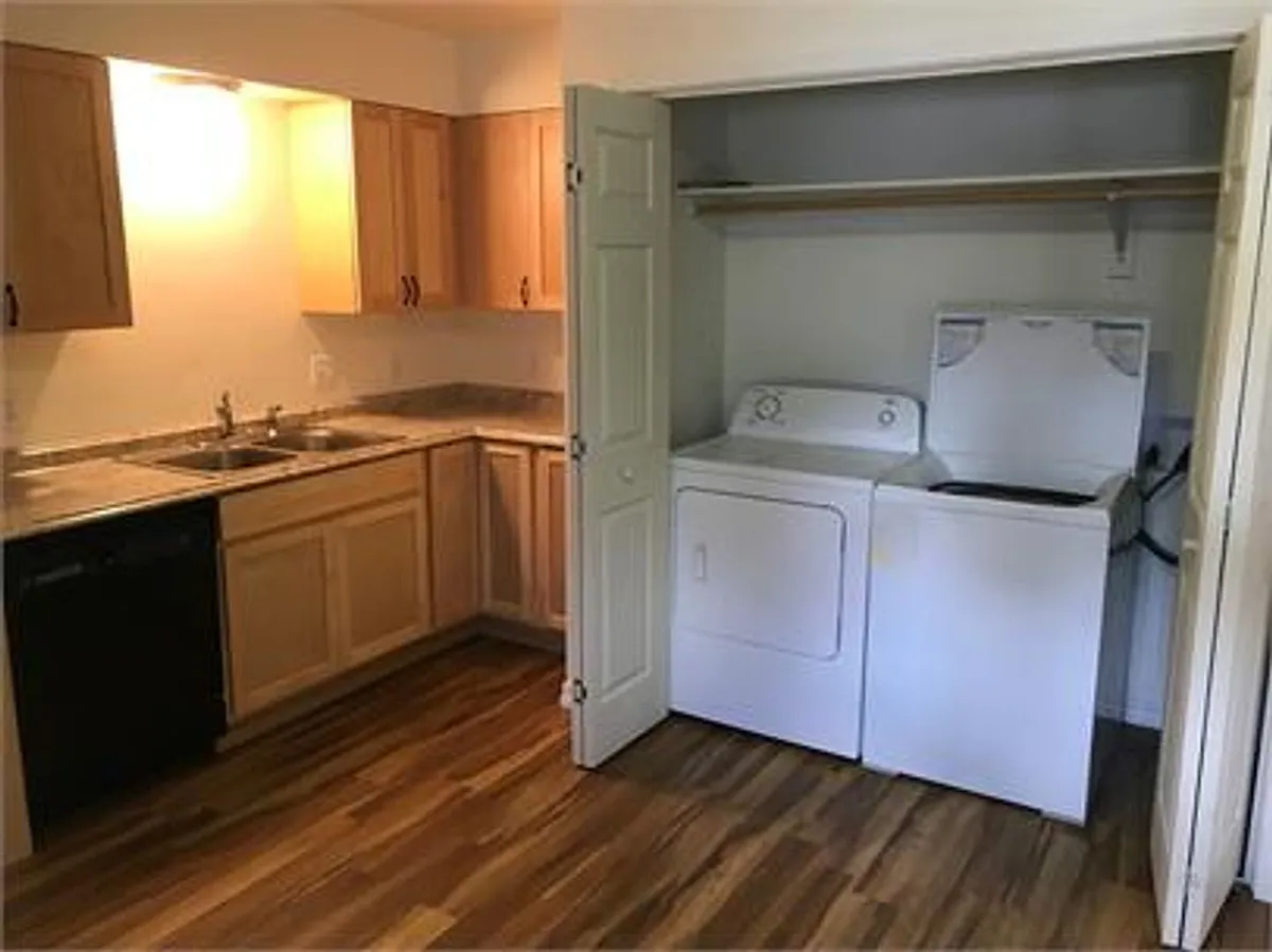 Building Photo - 1208 Avenida Del Sol #414