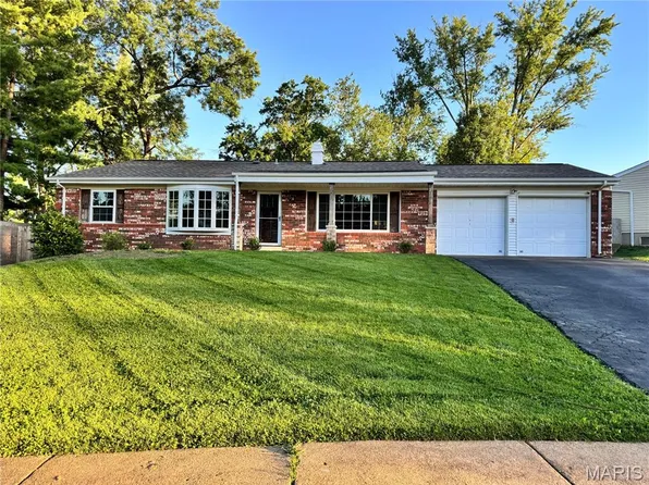 106 Bellechasse Dr, Chesterfield, MO 63017