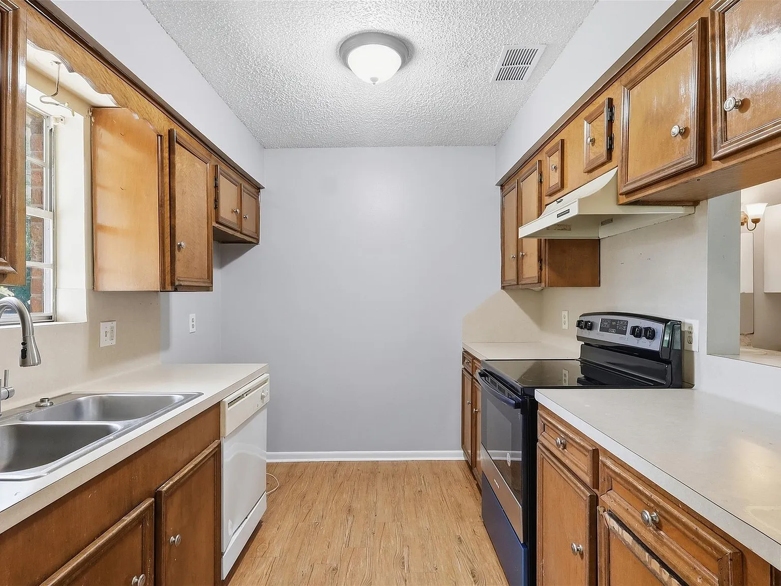 2 bed, 1.0 bath, 1716 sqft, $1,400 — Photo 2