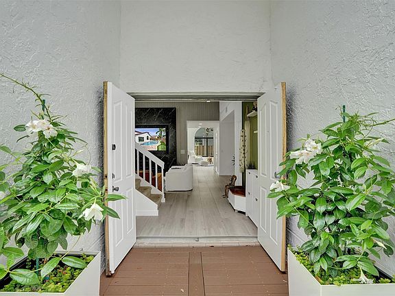3rd image of 2831 La Paz Avenue