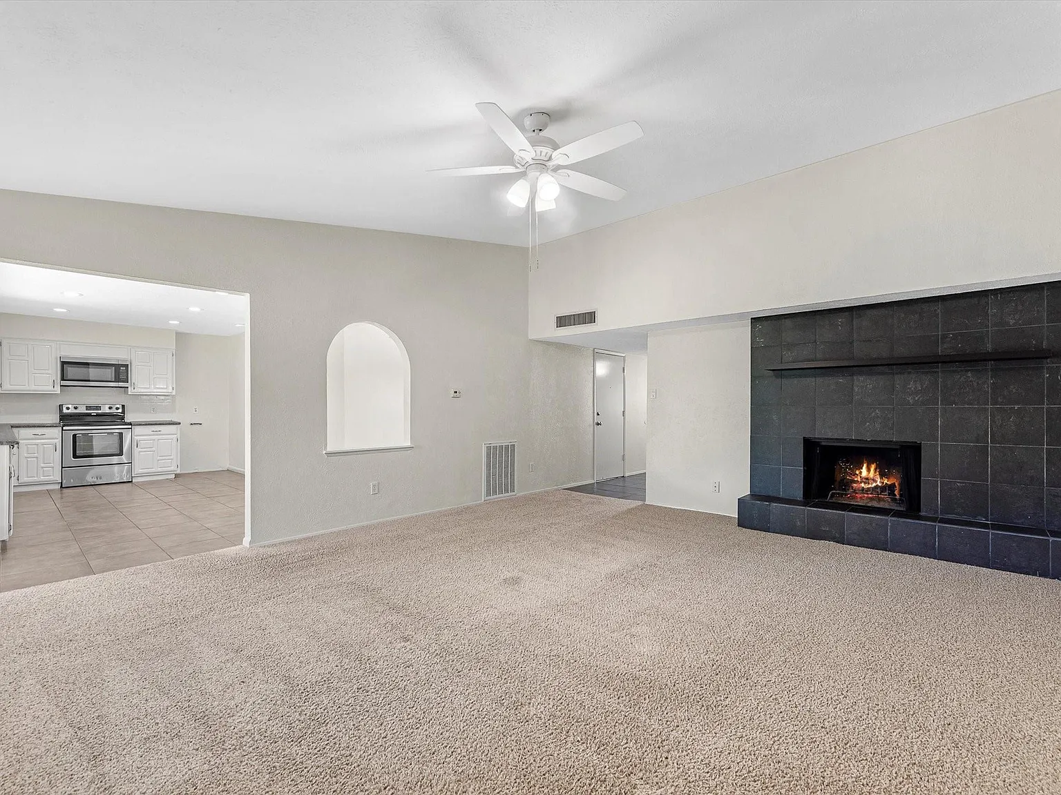 3 bed, 2.0 bath, 1674 sqft, $1,950 — Photo 2
