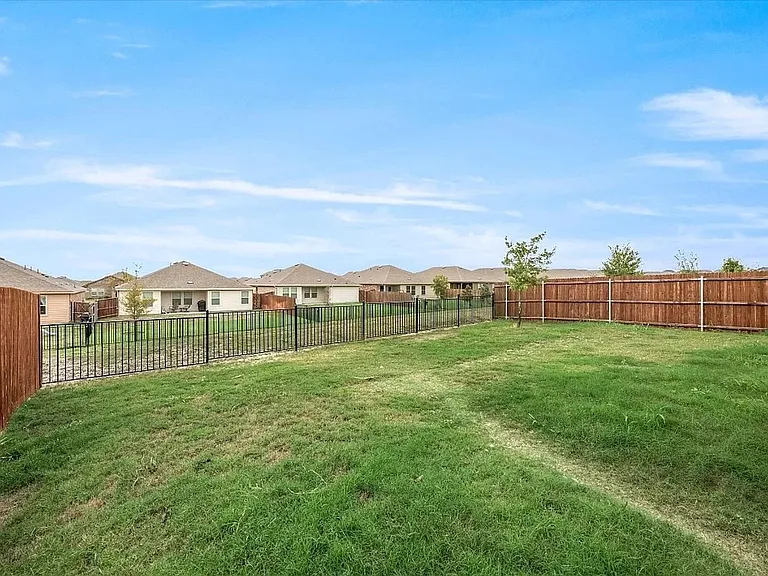 805 Fueller Dr — Photo 23