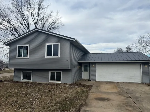 1500 Pleasantview Dr, Marion, IA 52302