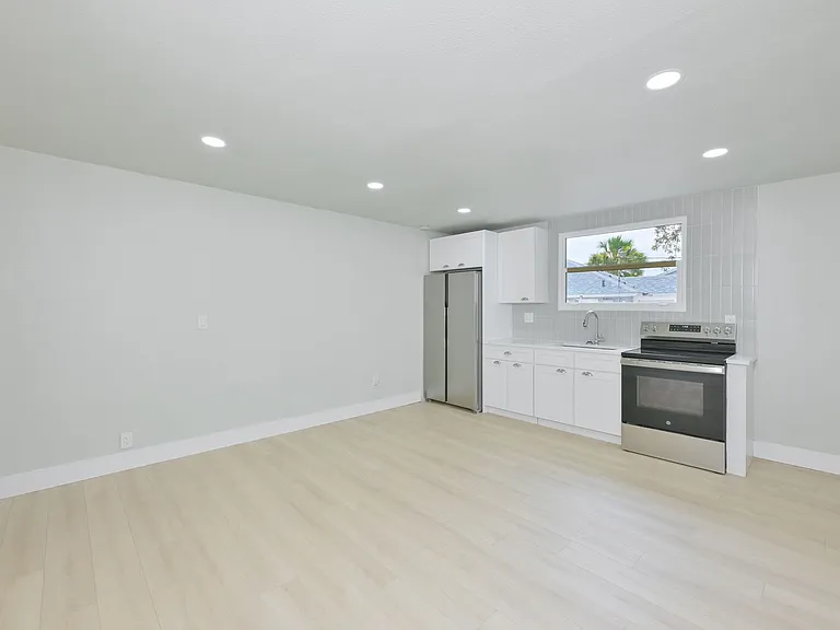 1161 Howard St — Photo 6