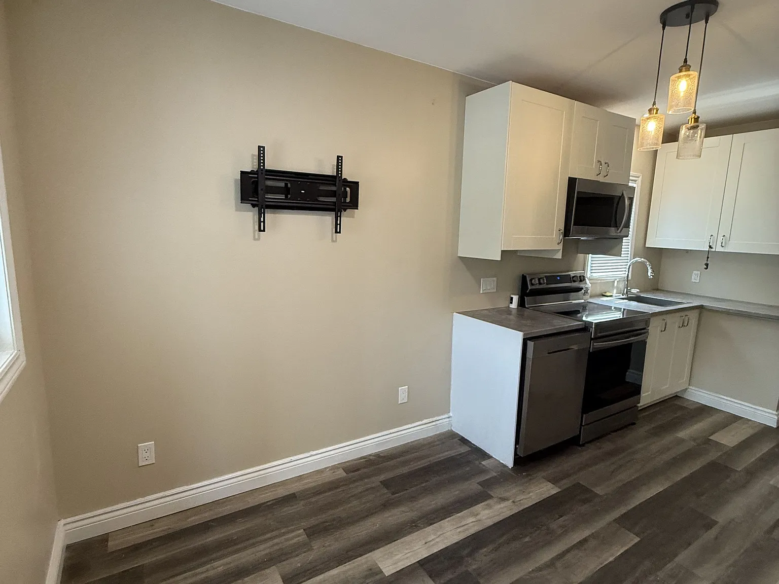 3 bed, $2,300 — Photo 3