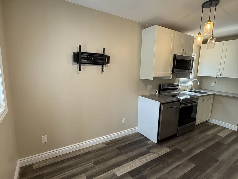 33 Concord Ave — Photo 3