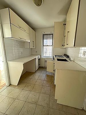 3rd image of 50 Kenilworth Pl APT 3M