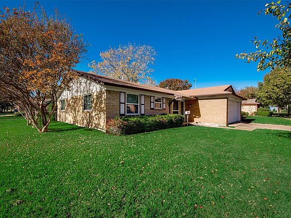 3rd image of 4929 Pinehurst Dr