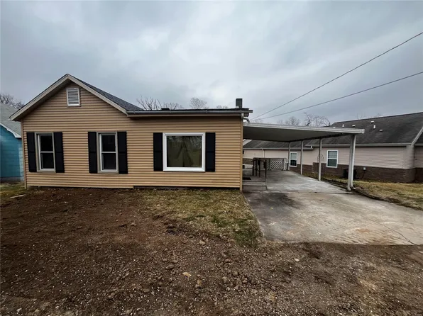 411 Taylorville Rd, Hillsboro, IL 62049