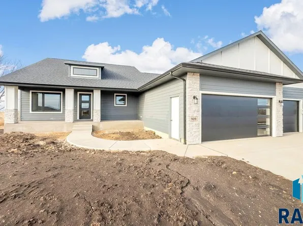 909 N McCormick St, Lennox, SD 57039
