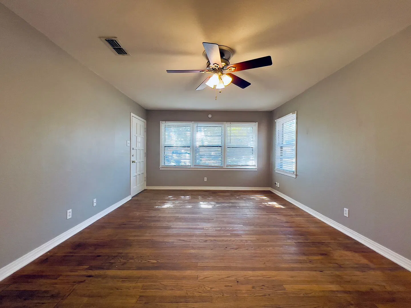 Recently Remodeled 3 Bedroom! — Photo 4