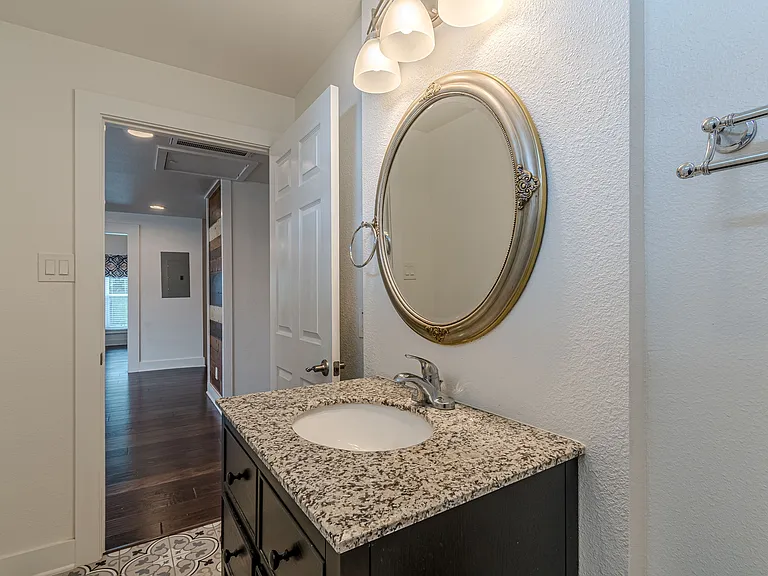 311 W Mistletoe Ave — Photo 25