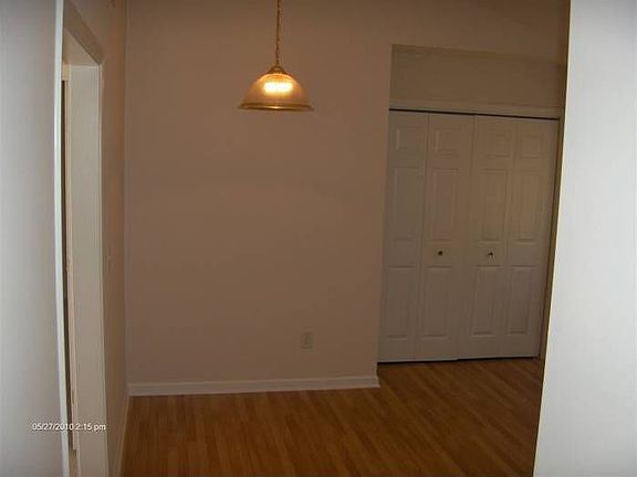 Breakfast nook adjoins ki