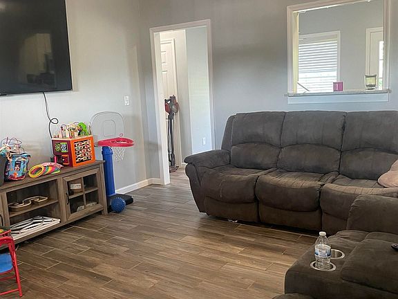 4th image of 96 Spring Valley Dr