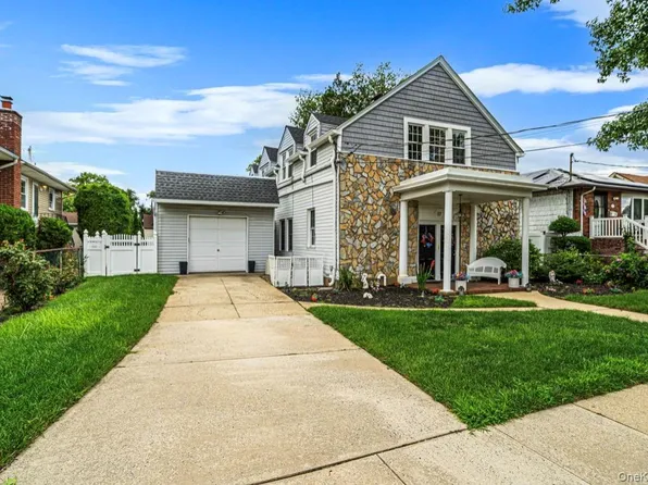 17 Oxford Street, Malverne, NY 11565