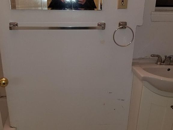 4th image of 224 E 74th St APT 2B