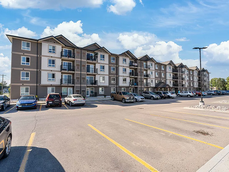 1020 Dufferin Ave E — Photo 4