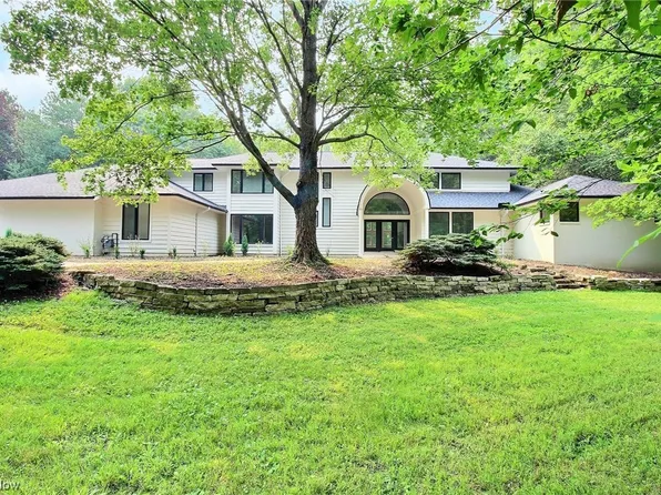 135 W Juniper Ln, Moreland Hills, OH 44022