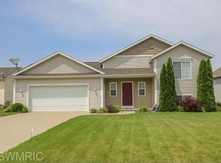 12915 Red Maple Ln, Holland, MI 49424