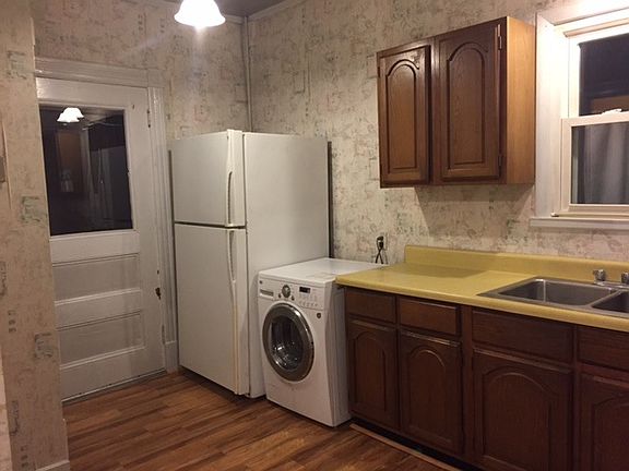 Kitchen w/ Washer Dryer Combo