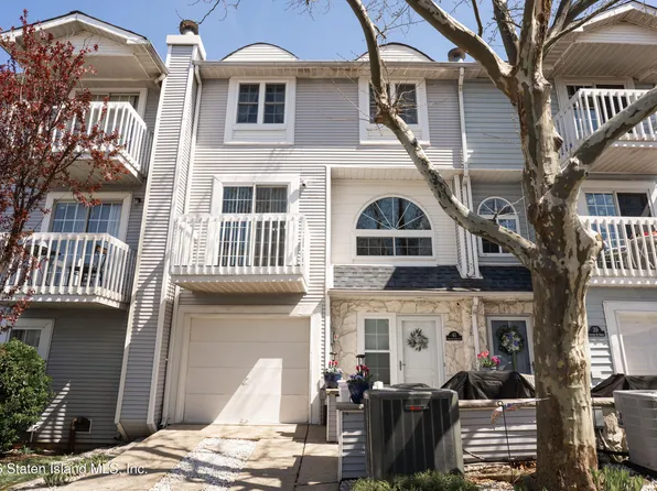 41 Country Dr N #4, Staten Island, NY 10314