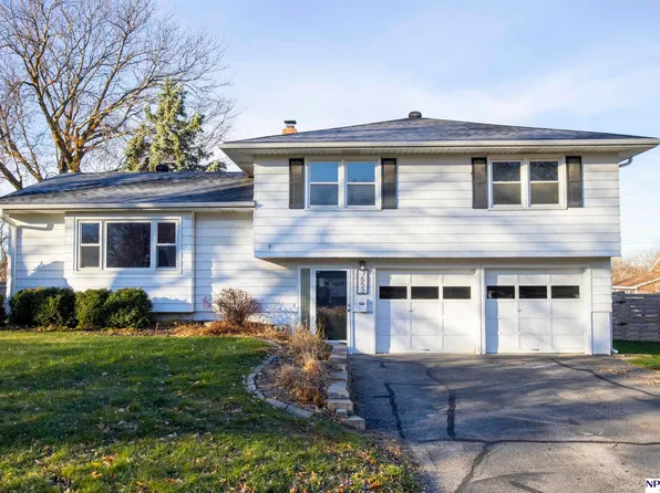 7653 Windsor Dr, Omaha, NE 68114