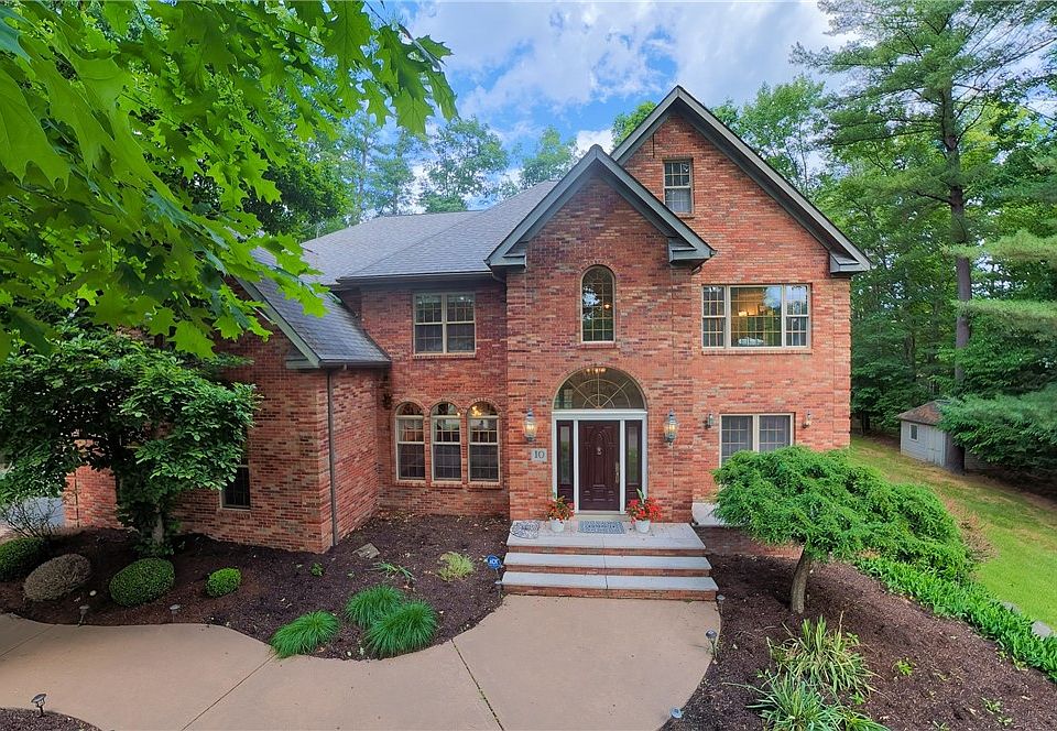 1st image of 10 Linden Ln