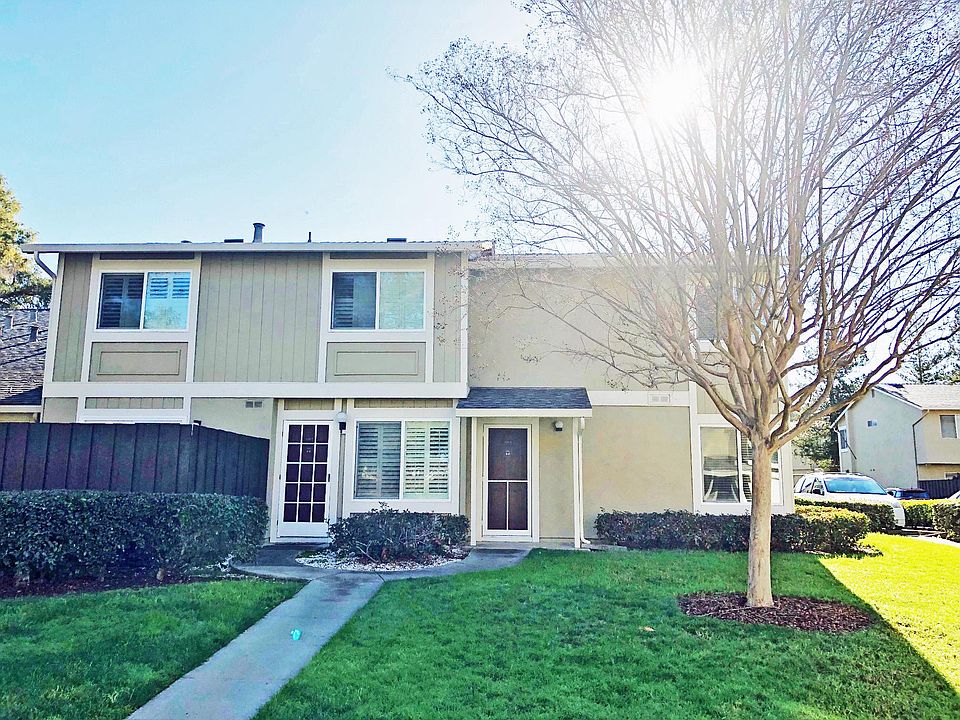 Sunny, Cheerful, Private End Unit Townhome