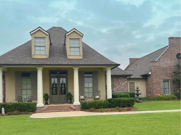 647 W Lake Dr, Port Allen, LA 70767