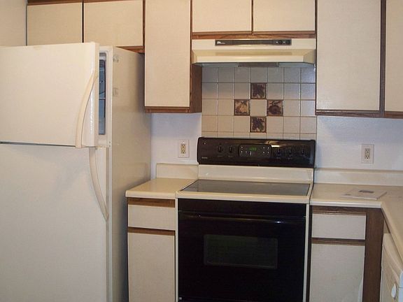 kitchen w/ceramic flooring