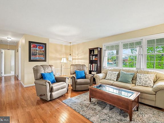 4th image of 300 Thomas Dr