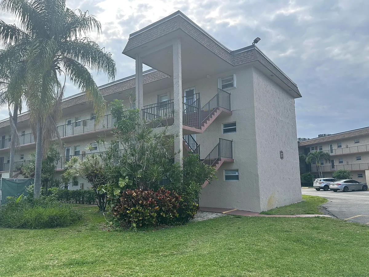 Building Photo - 715 Lori Dr #201