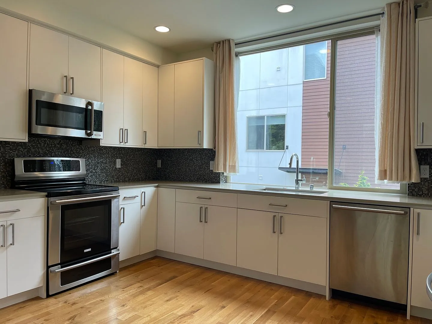 New North Admiral Townhouse — Photo 2