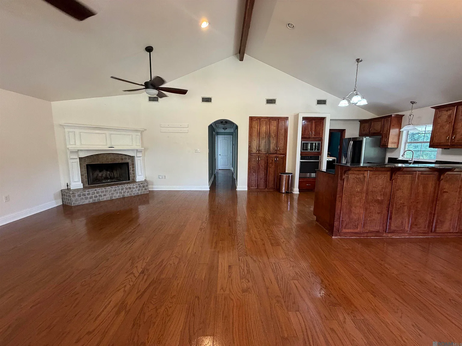 3 bed, 2264 sqft, $2,200 — Photo 3