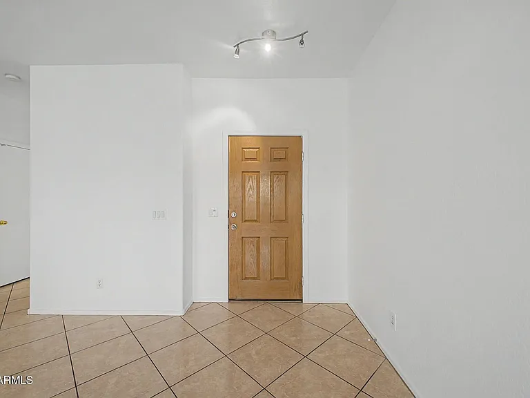 7027 W Lincoln St — Photo 2